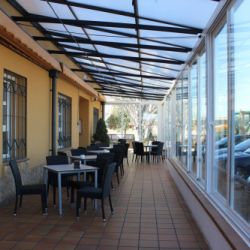 Galería terraza acristalada de Restaurante Venta San José en Zafra de Záncara