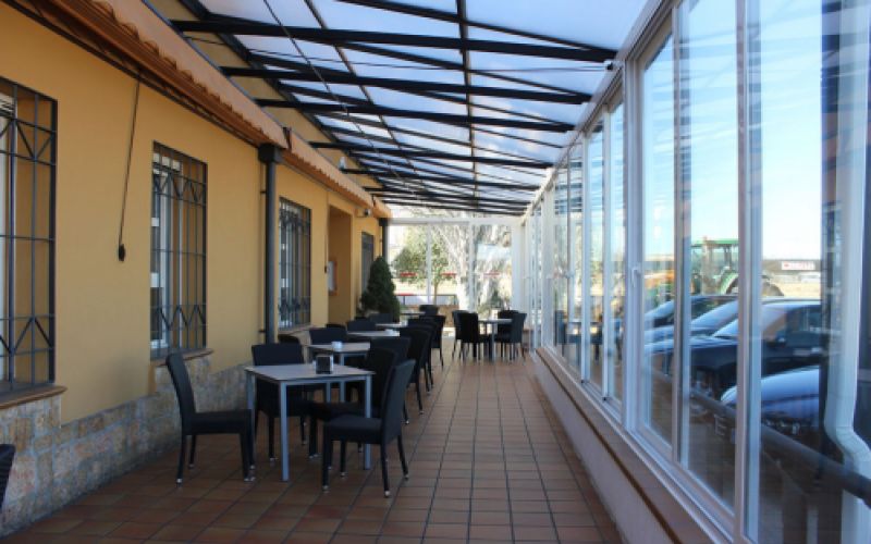 Galería terraza acristalada de Restaurante Venta San José en Zafra de Záncara