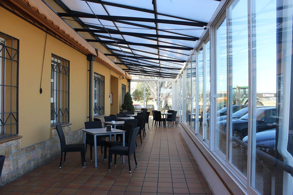 Galería terraza acristalada de Restaurante Venta San José en Zafra de Záncara