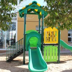 Estructura de parque infantil en el exterior de Restaurante Venta San José en Zafra de Záncara