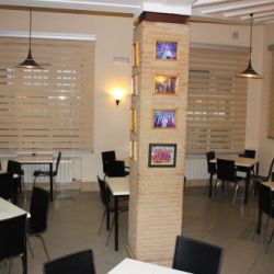 Mesas y sillas preparadas en salón comedor para varios comensales  de Restaurante Venta San José en Zafra de Záncara
