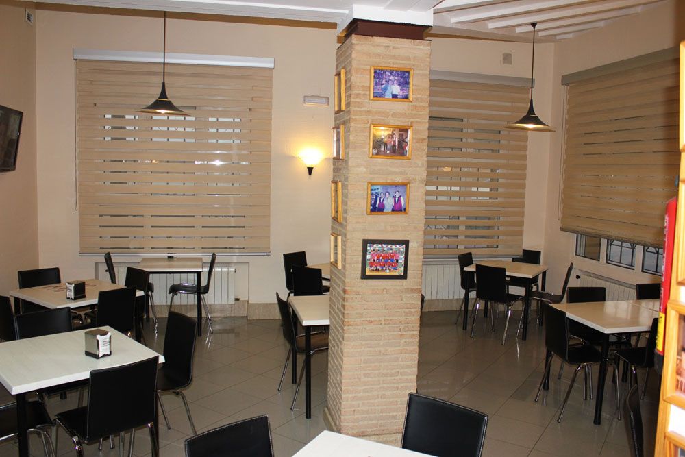 Mesas y sillas preparadas en salón comedor para varios comensales  de Restaurante Venta San José en Zafra de Záncara